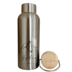Trinkflasche aus Edelstahl "Pferd" mit Namen | Personalisierte Geschenkidee mit Namen für Pferdeliebhaber | 500 ml Isolierflasche aus Edelstahl mit Bambusdeckel | 2 Farbvarianten zur Auswahl