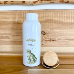 Trinkflasche mit Dino u. Namen für Kinder | Personalisiertes Geschenk für Mädchen u. Jungen mit Dinosaurier| 500 ml Isolierflasche aus Edelstahl mit Bambusdeckel | Als Set verfügbar mit Brotdose