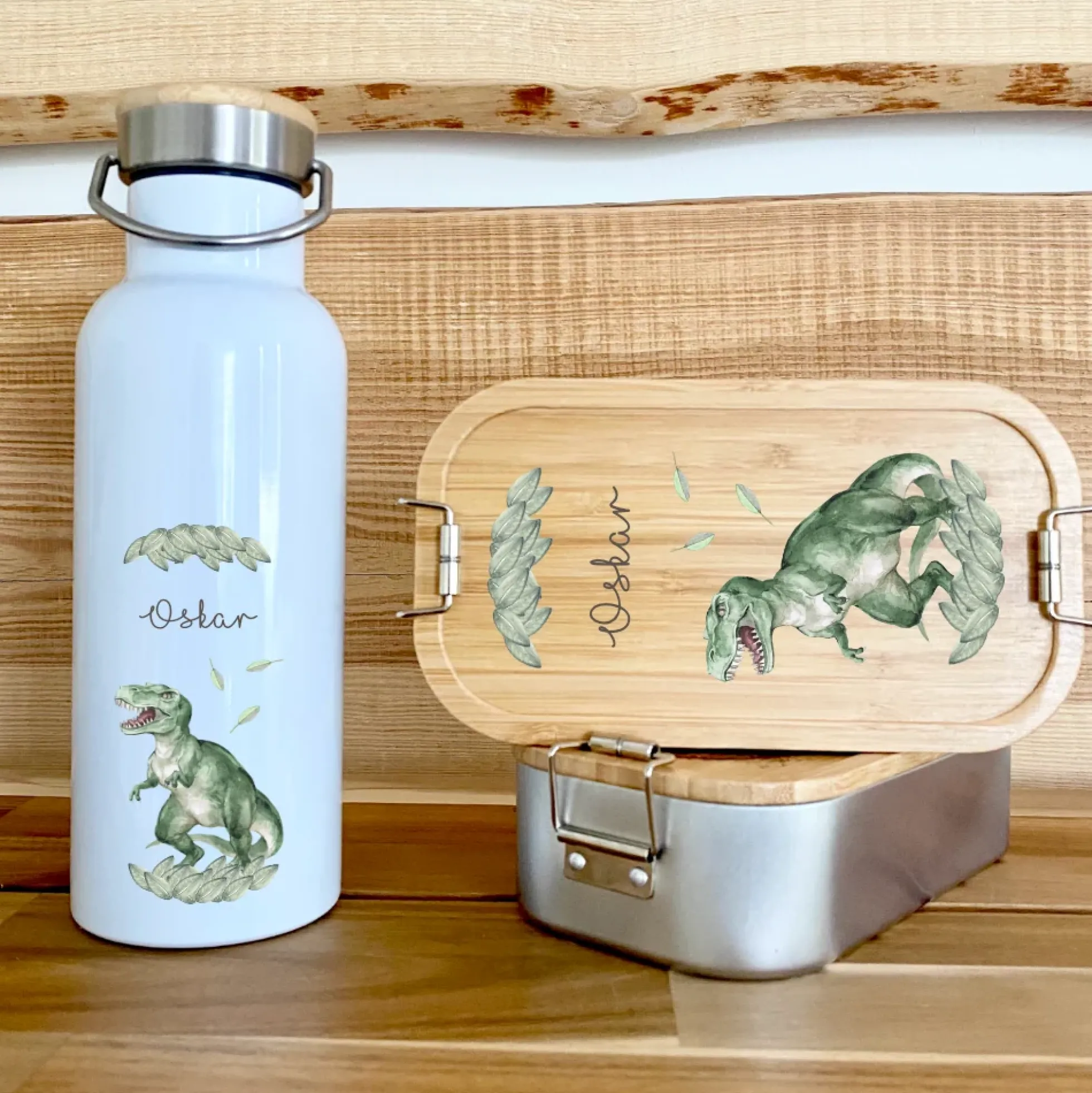 Trinkflasche mit Dino u. Namen für Kinder | Personalisiertes Geschenk für Mädchen u. Jungen mit Dinosaurier| 500 ml Isolierflasche aus Edelstahl mit Bambusdeckel | Als Set verfügbar mit Brotdose