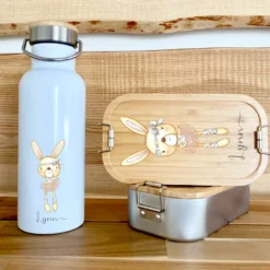 Trinkflasche mit Hasen u. Namen für Kinder | Personalisiertes Geschenk für Mädchen u. Jungen mit Häschen | 500 ml Isolierflasche aus Edelstahl mit Bambusdeckel | Als Set verfügbar mit Brotdose