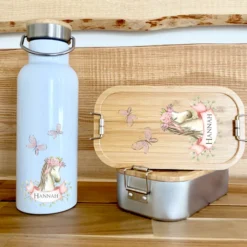 Trinkflasche mit Pony u. Namen für Kinder | Personalisiertes Geschenk für Mädchen u. Jungen mit Pferd | 500 ml Isolierflasche aus Edelstahl mit Bambusdeckel |  Als Set verfügbar mit Brotdose
