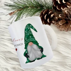 Weihnachtspunsch Tasse aus Glas mit grünem Wichtel und dem Namen personalisiert