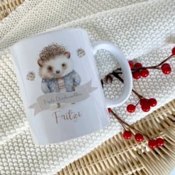 Weihnachtstasse für Kinder, Tasse aus Keramik "Frohe Weihnachten" mit Igel und Namen