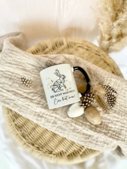 Witzige Tasse für Männer mit Spruch "Eier sucht man nicht! Eier hat man! | Keramiktasse mit Spruch und Hasen