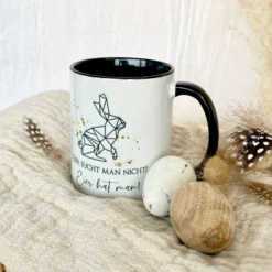 Witzige Tasse für Männer mit Spruch "Eier sucht man nicht! Eier hat man! | Keramiktasse mit Spruch und Hasen