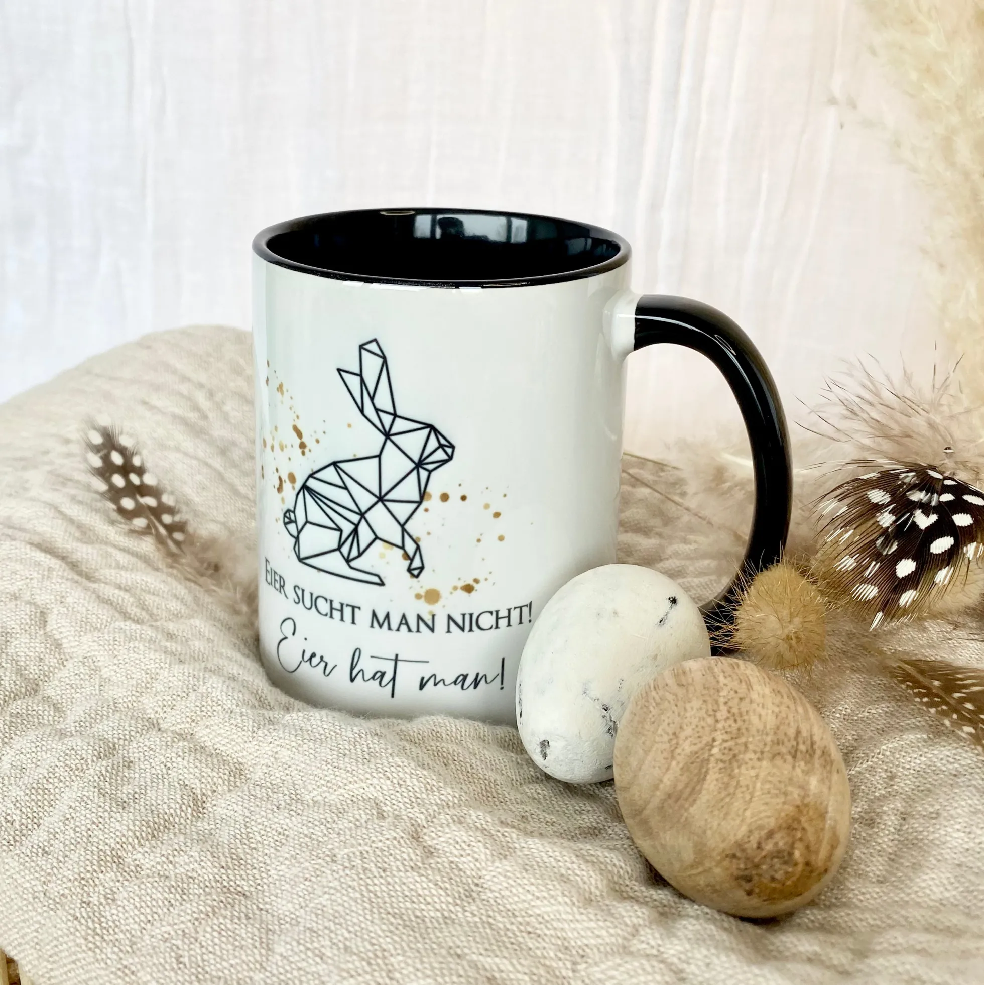 Witzige Tasse für Männer mit Spruch "Eier sucht man nicht! Eier hat man! | Keramiktasse mit Spruch und Hasen