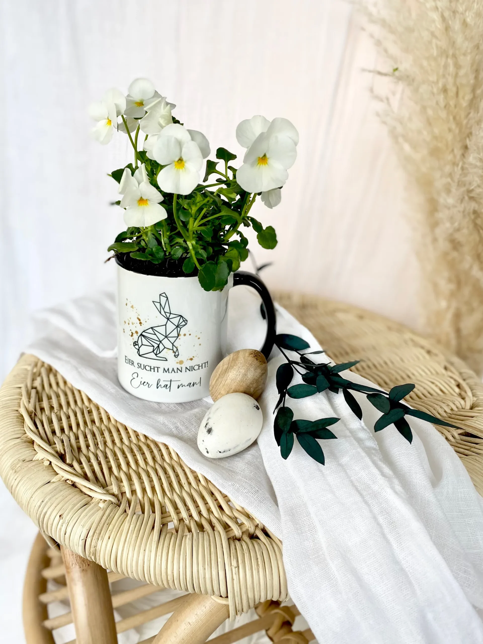 Witzige Tasse für Männer mit Spruch "Eier sucht man nicht! Eier hat man! | Keramiktasse mit Spruch und Hasen