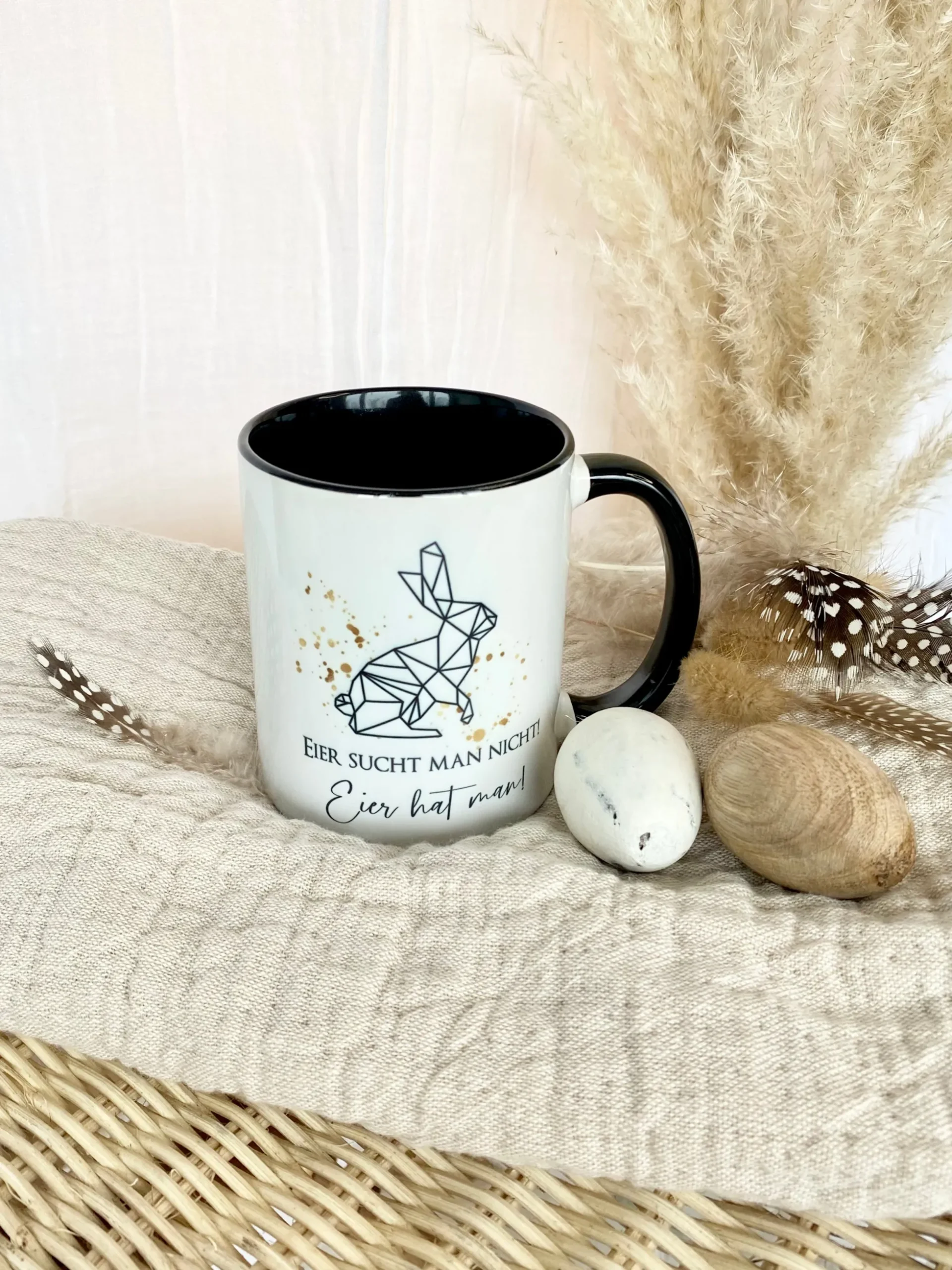 Witzige Tasse für Männer mit Spruch "Eier sucht man nicht! Eier hat man! | Keramiktasse mit Spruch und Hasen
