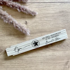 Zollstock "Opa wir haben nachgemessen" personalisiert mit Namen des Enkelkindes / der Enkelkinder | Geschenk für Großväter mit Spruch | Meterstab aus Holz